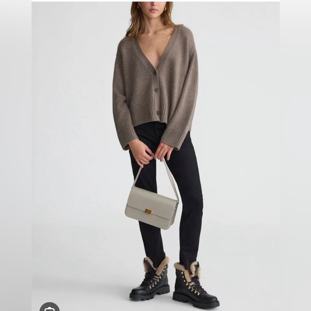 The Curated Classic Shoulder Bag. Smooth Leather, Taupe
